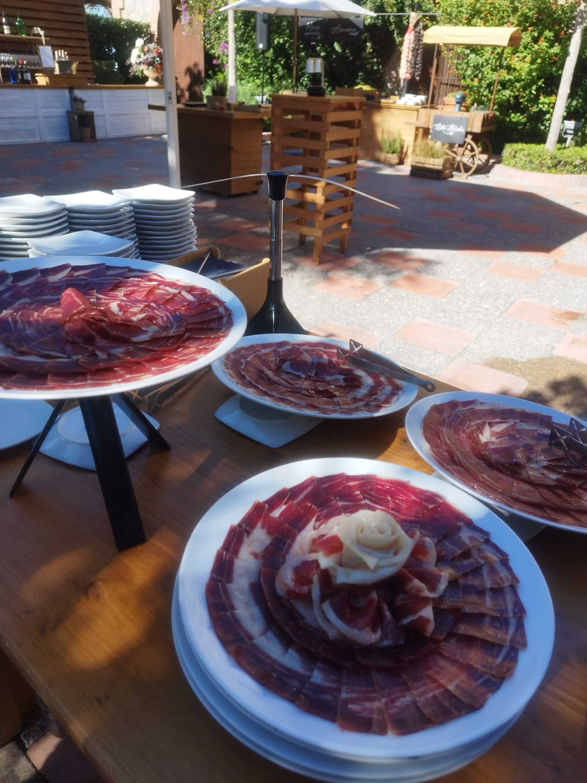 Plato de jamón ibérico cortado a cuchillo