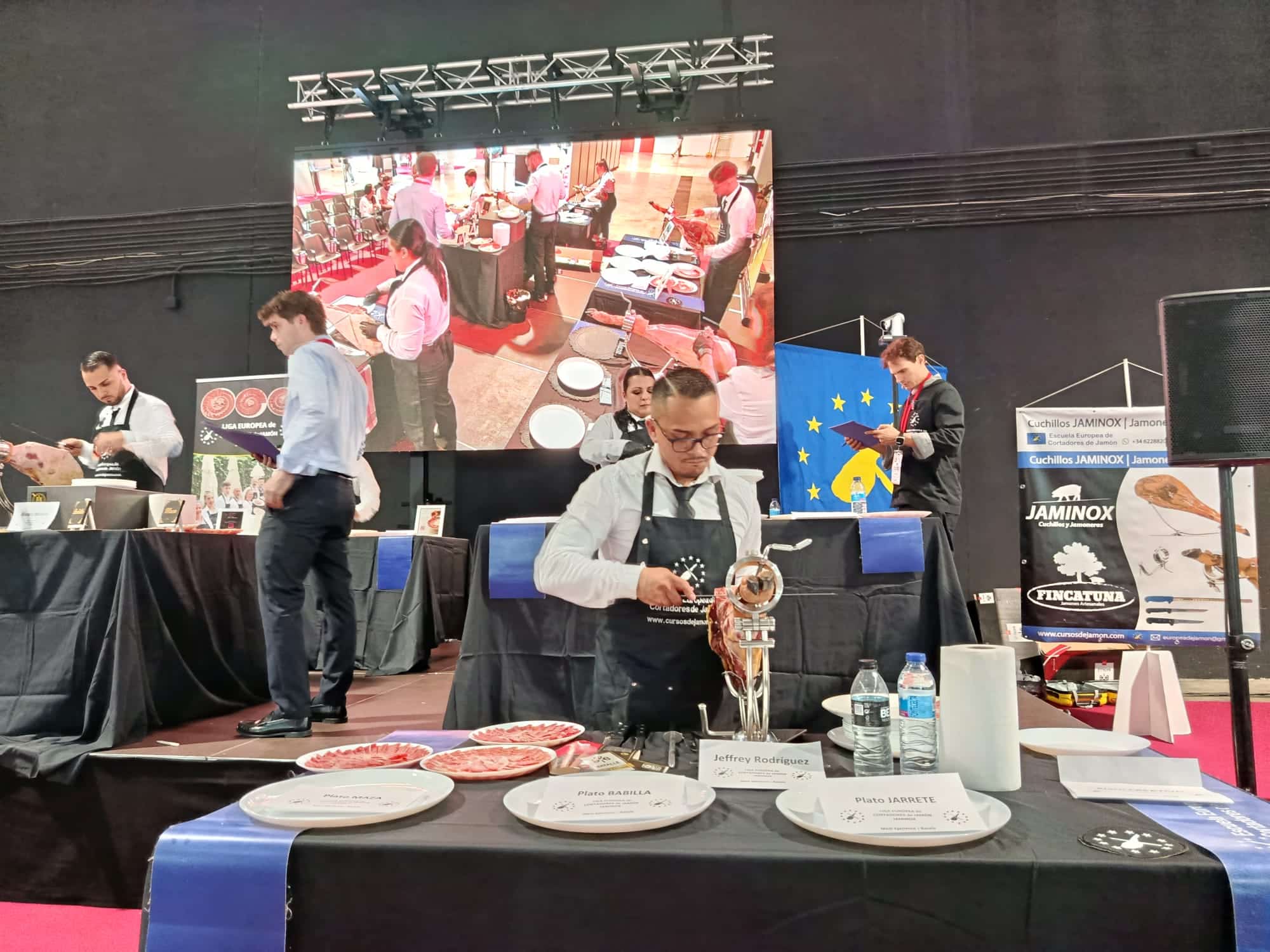Jeffrey Rodríguez cortando jamón ibérico a cuchillo en una boda