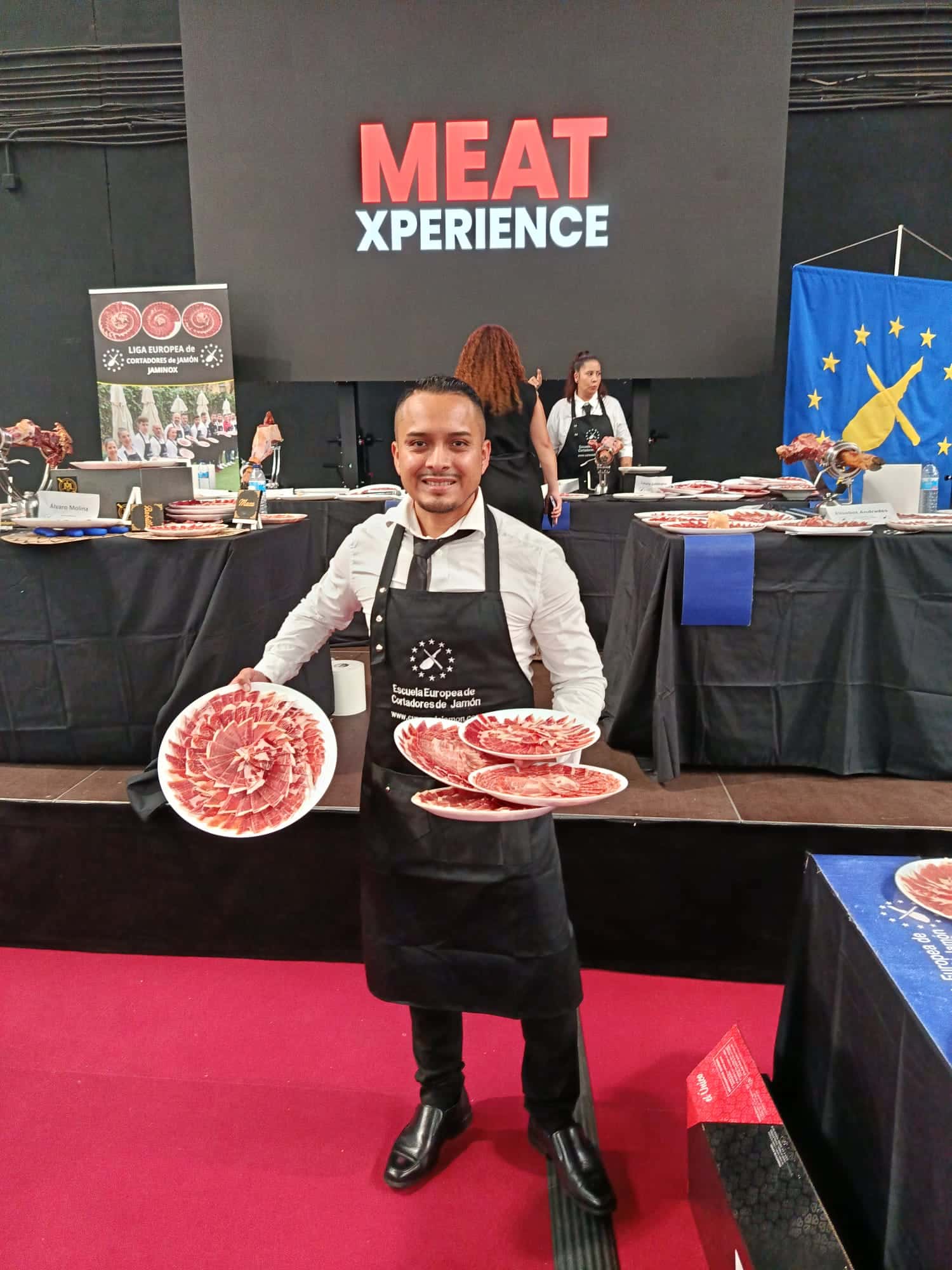 Cortador de jamón trabajando en directo durante el cóctel