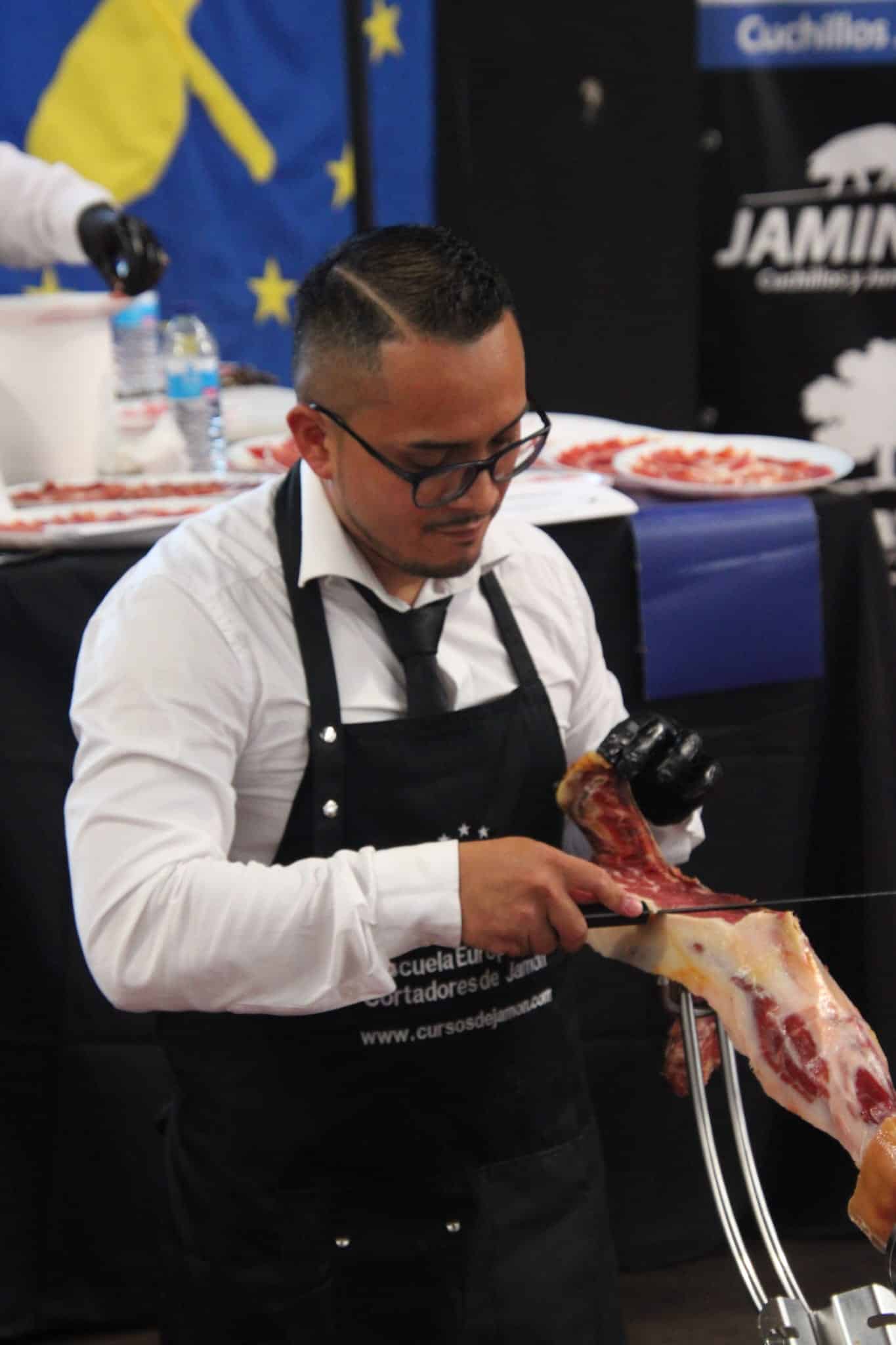 Jeffrey Rodríguez cortando jamón ibérico en una boda