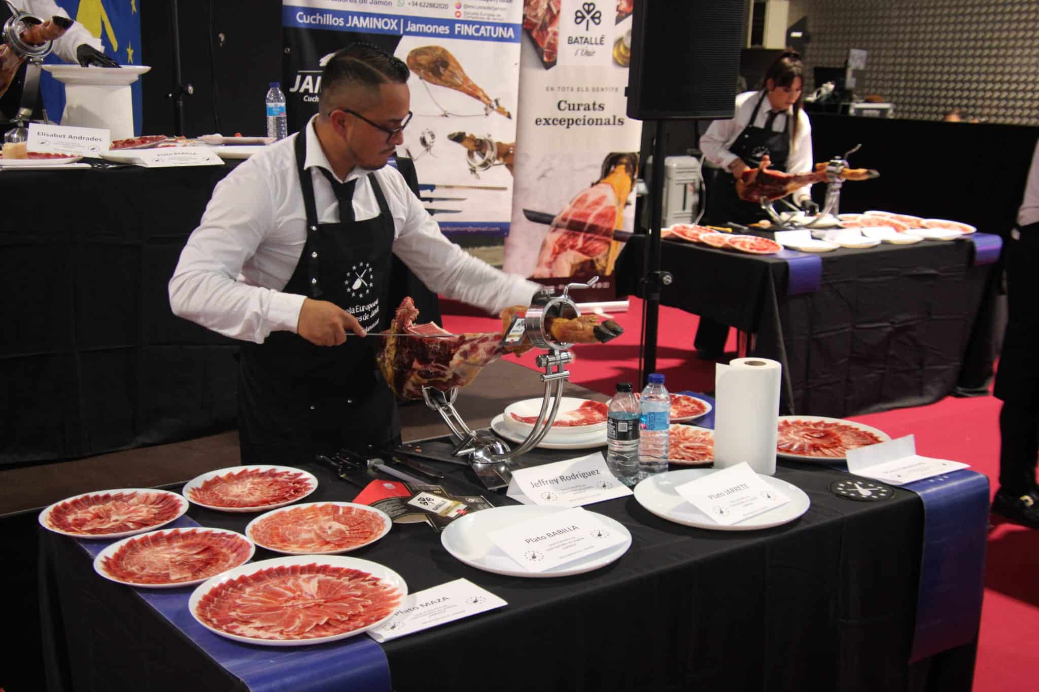 Jeffrey preparando lonchas finas de jamón en un evento