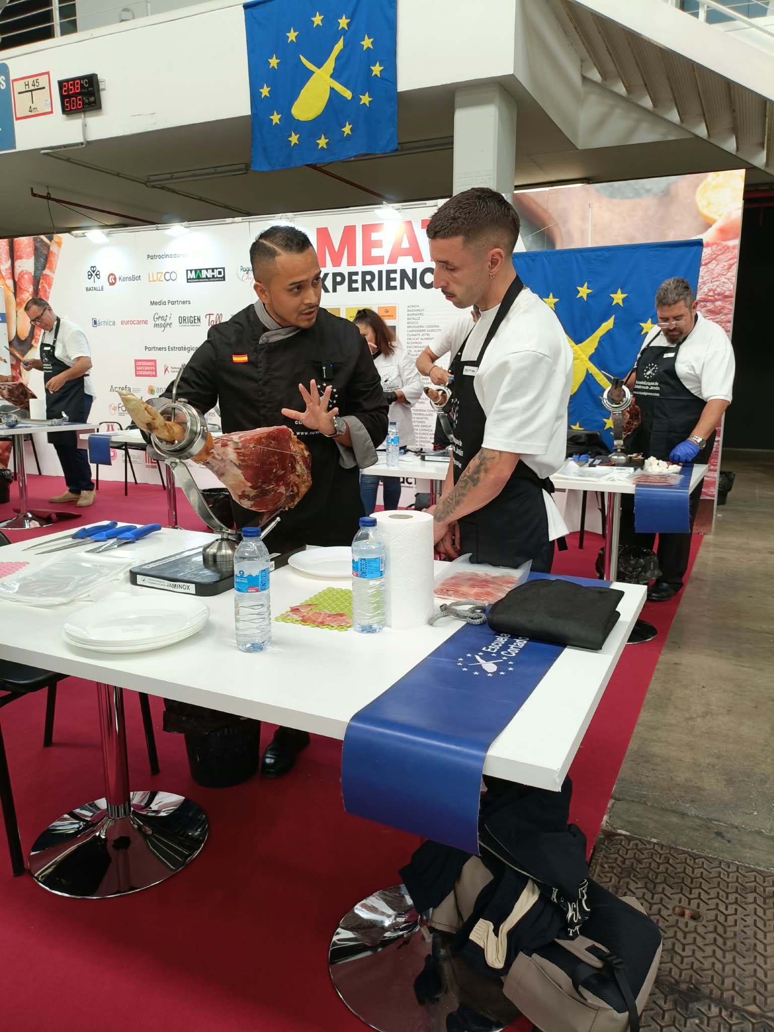 Cortador profesional atendiendo a los invitados