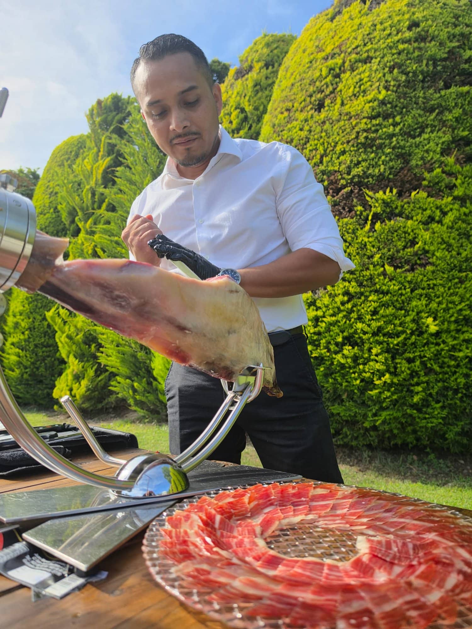 Corte de jamón a cuchillo al aire libre en una boda