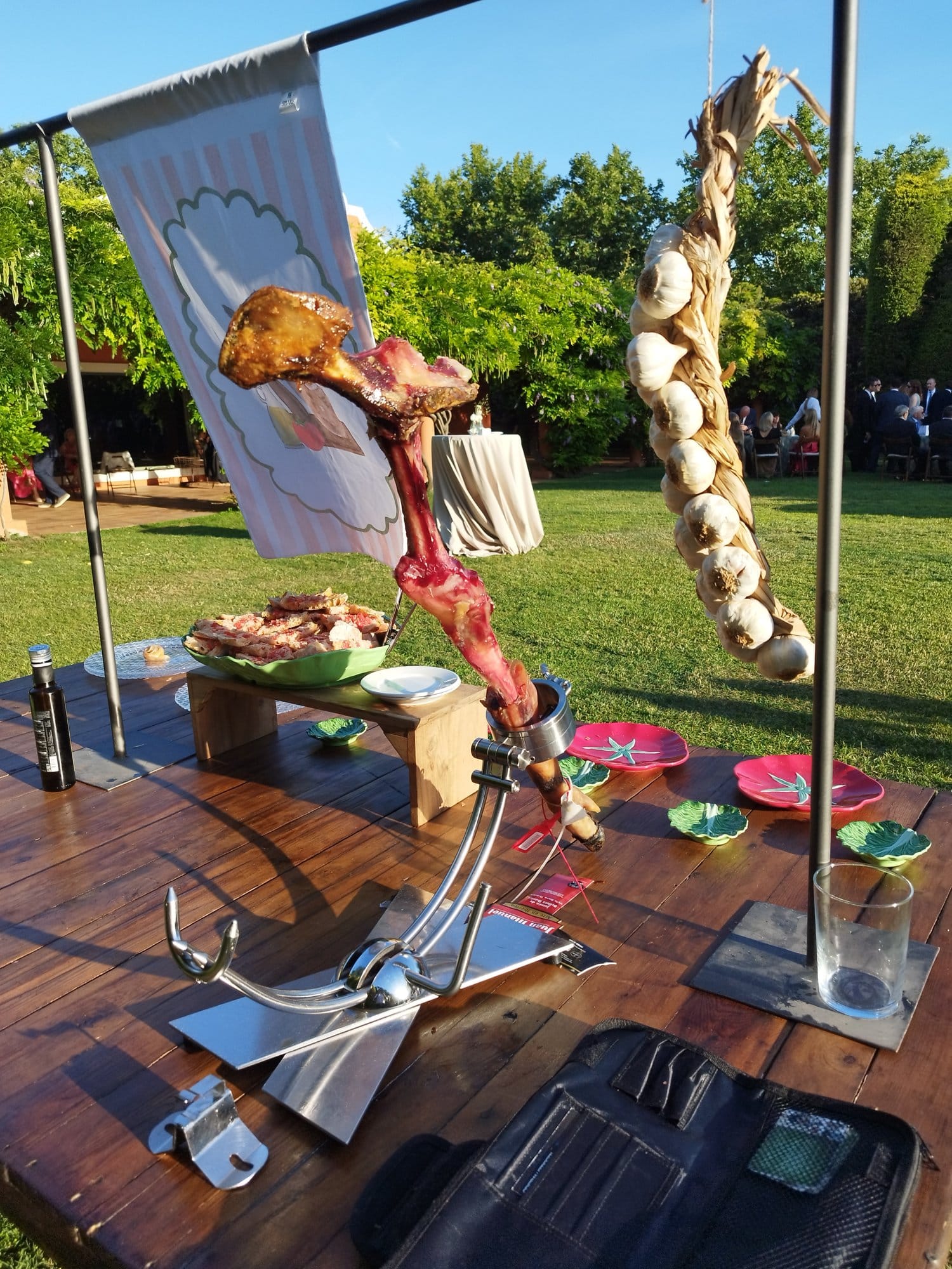 Estación de corte de jamón en el jardín de una boda