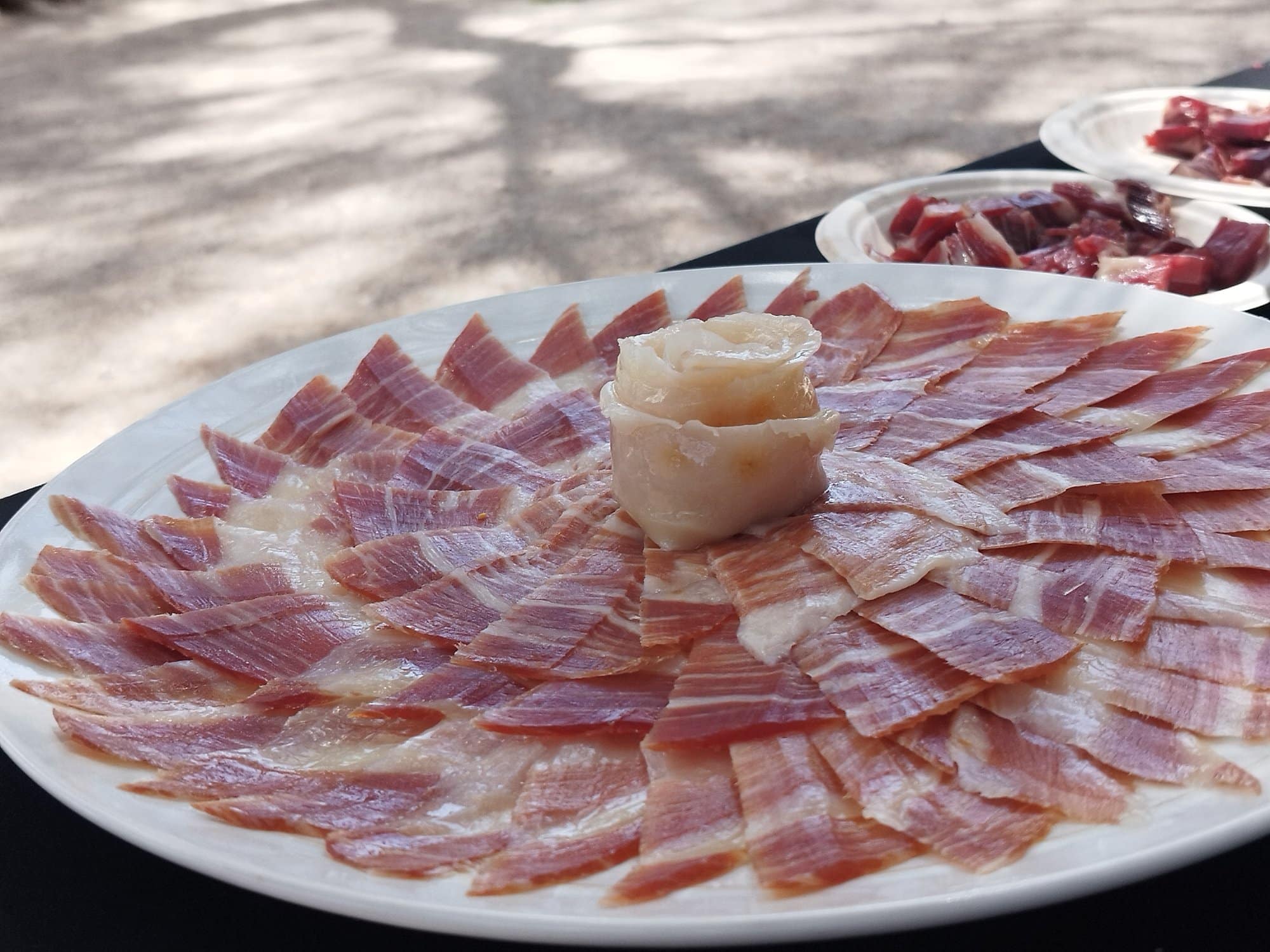 Plato redondo de jamón ibérico cortado a cuchillo