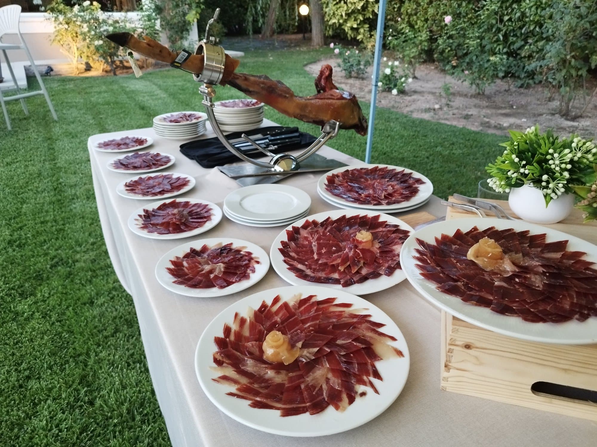 Platos de jamón listos para los invitados en el jardín