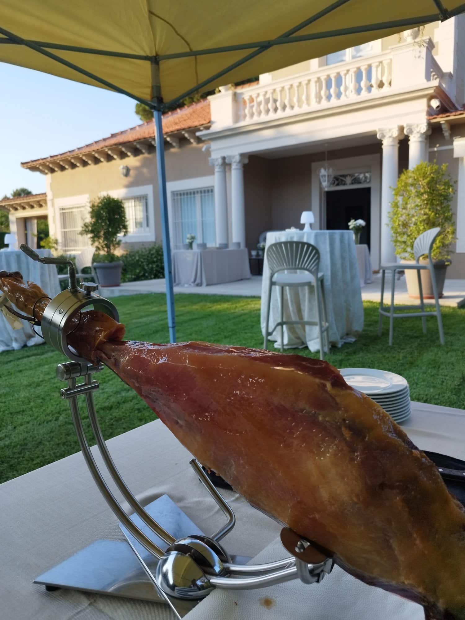 Jamón ibérico en jamonero en una boda al atardecer