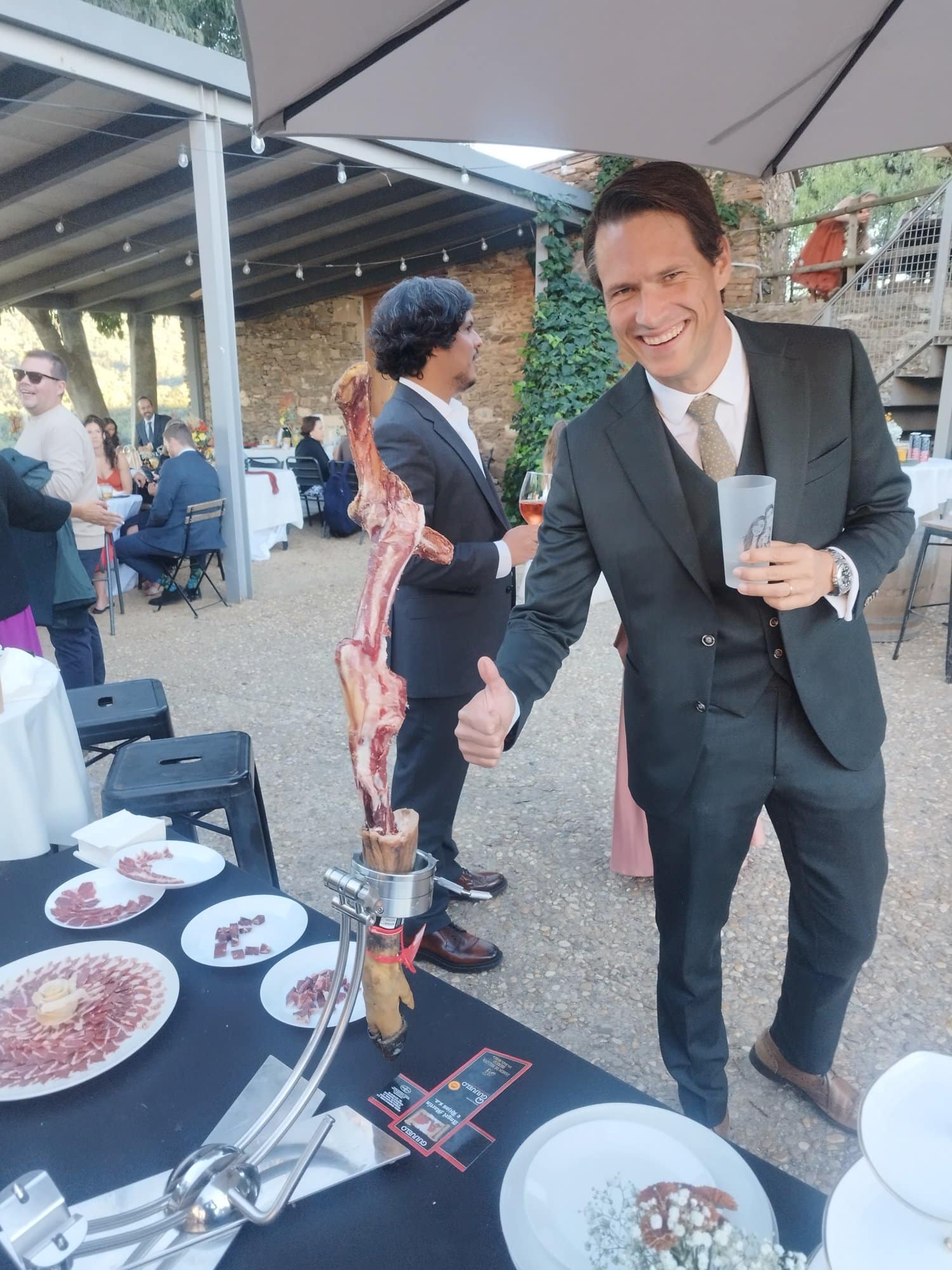Invitados de boda disfrutando del jamón ibérico en la estación de corte