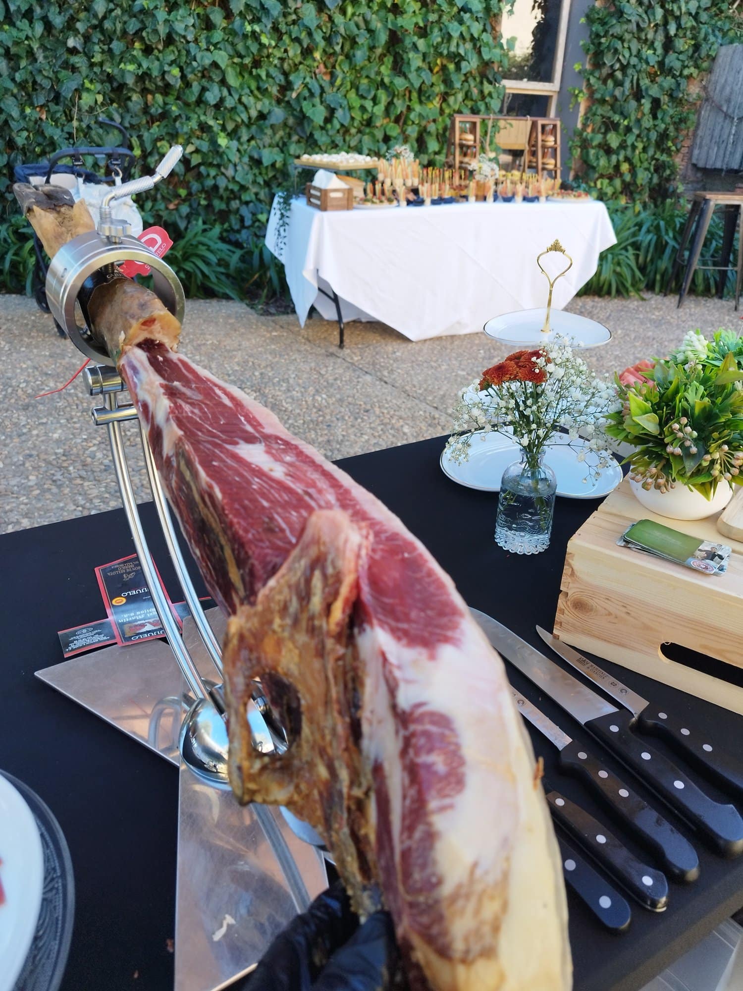 Jamón ibérico en el jamonero en una boda al aire libre