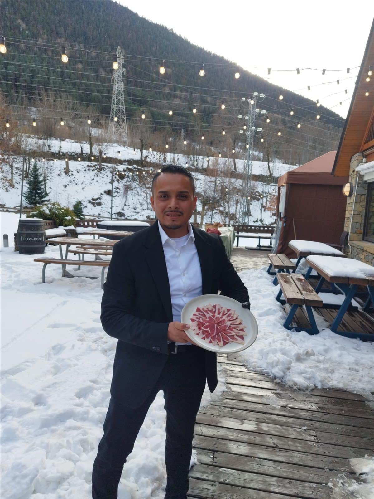 Cortador de jamón con un plato de jamón ibérico en un evento en el Pirineo catalán