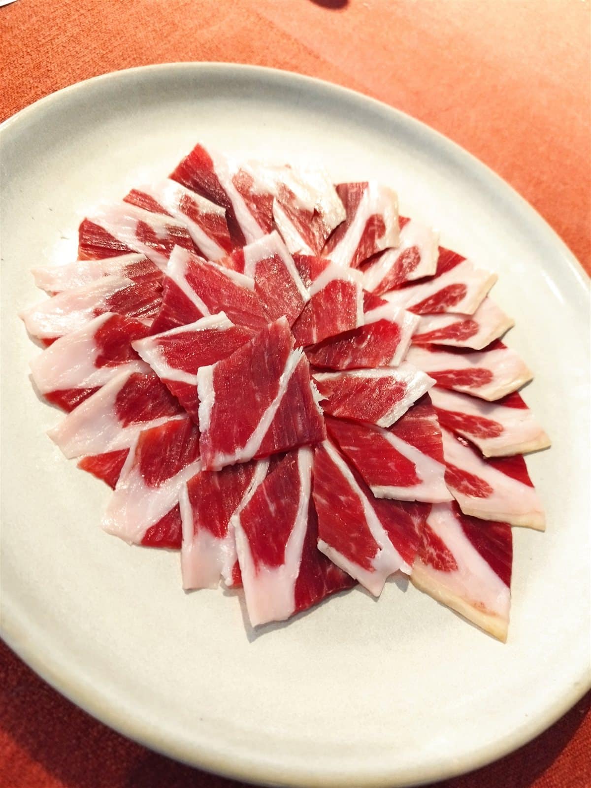Detalle de lonchas de jamón ibérico cortadas a cuchillo