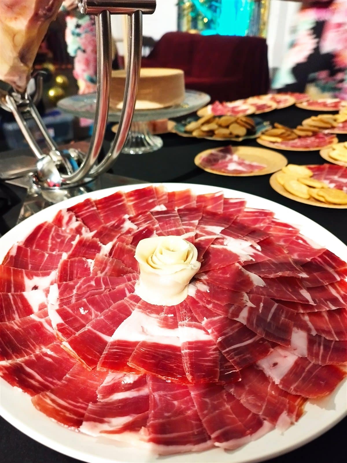 Gran fuente de jamón ibérico cortado a cuchillo con rosa de tocino