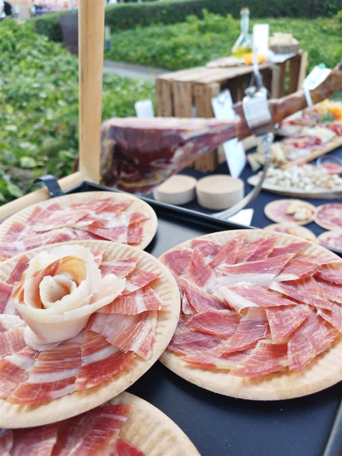 Platos de jamón ibérico con flor de jamón en un evento corporativo