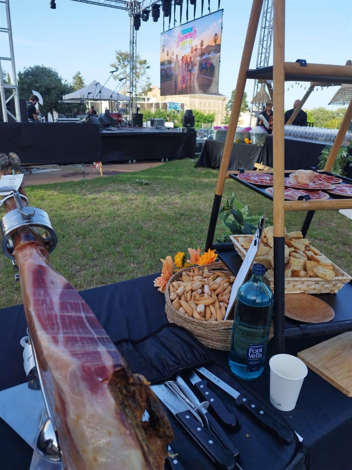 Jamón ibérico en jamonero junto al escenario de un evento corporativo