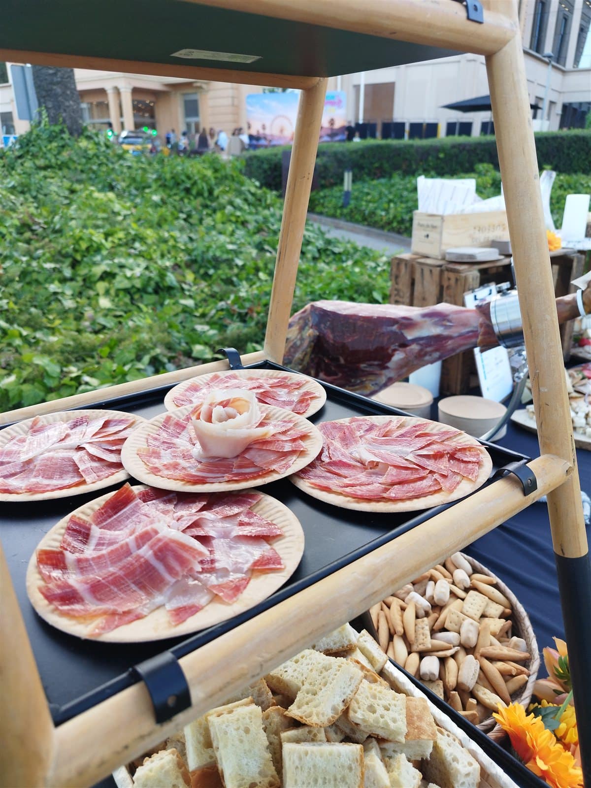 Estación de jamón ibérico con picos y regañás en un evento corporativo al aire libre