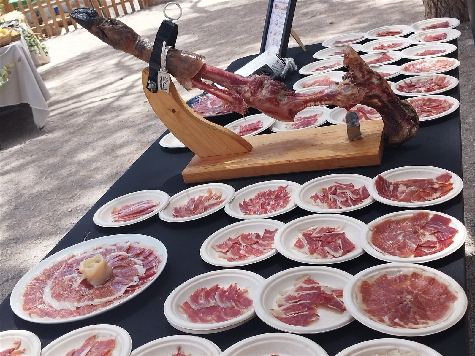 Jamón ibérico en jamonero y platos servidos en una celebración