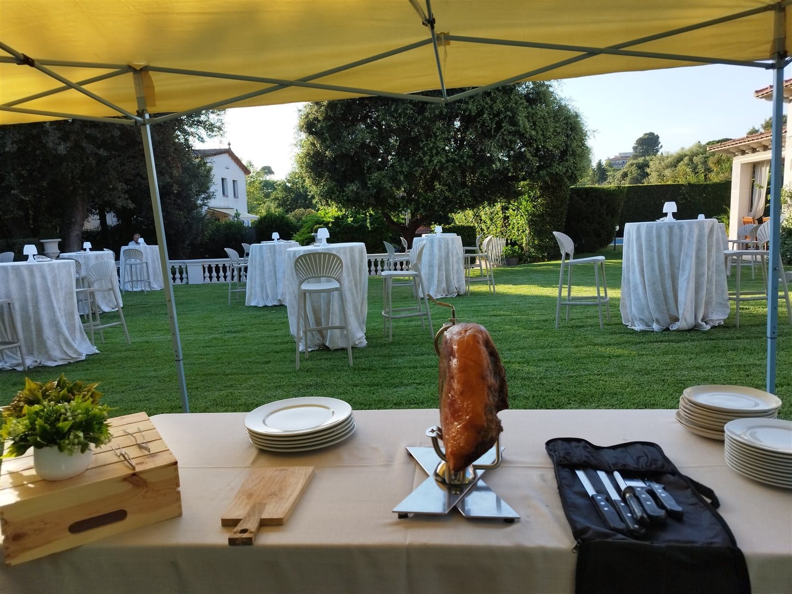 Montaje de la estación de corte de jamón en una fiesta en el jardín