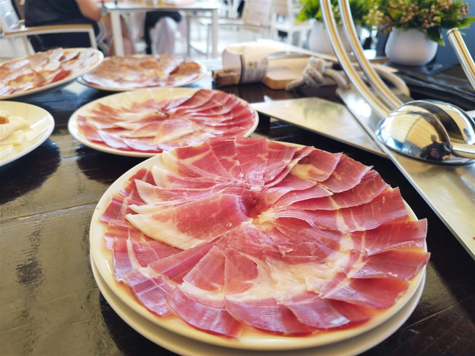 Lonchas finas de jamón ibérico emplatadas para los invitados