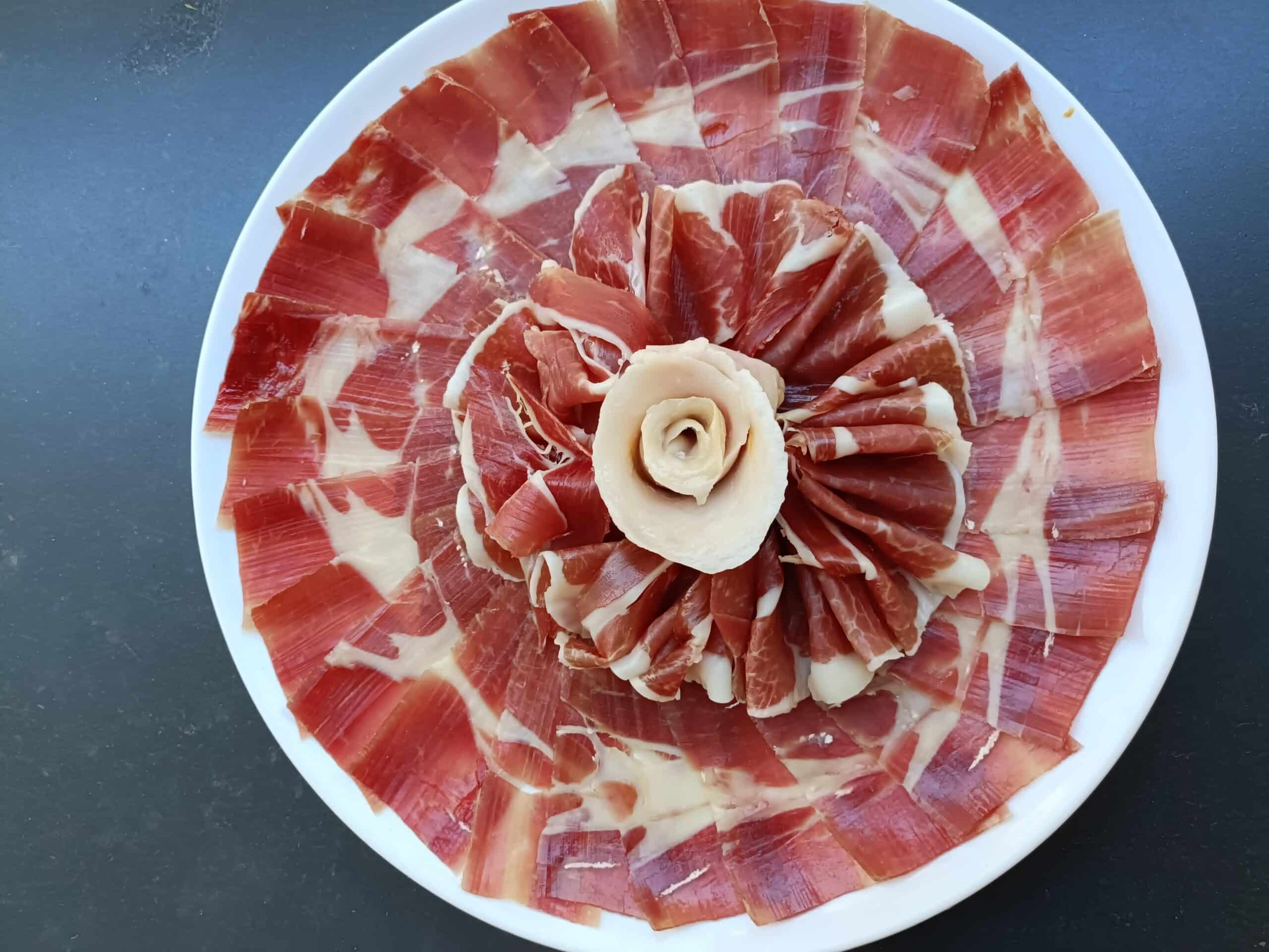 Detalle del corte de jamón ibérico en directo