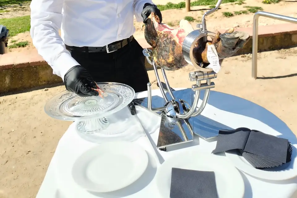 Jamón cortado en forma de flor para una boda